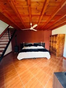 Santa Rosa del ConlaraLos Velitos的一间卧室配有一张带吊扇的床