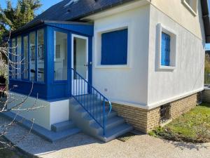 埃夫勒KAZE Maison chaleureuse Evreux, quartier résidentiel Saint Michel的一间设有蓝色门和楼梯的小房子