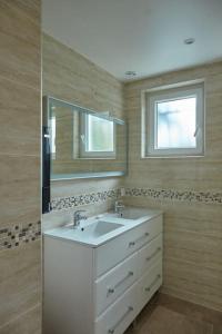 埃夫勒KAZE Maison chaleureuse Evreux, quartier résidentiel Saint Michel的浴室设有白色水槽和镜子