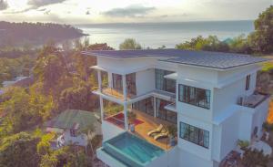 沙拉海滩Reggae Garden Villas的享有带游泳池的房屋的空中景致