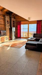 奥瓦伦纳茨Alpenpanorama Ovronnaz的客厅配有沙发和桌子