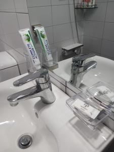 全州市Elle House 2的浴室水槽配有牙刷和牙膏