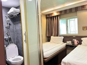 香港香港星星旅馆 b&b的小房间设有两张床和卫生间