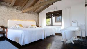 Horche卡萨佐拉拉乔克拉特利亚酒店的一间卧室配有一张床、一个浴缸和一个水槽