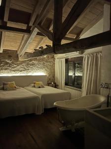 Horche卡萨佐拉拉乔克拉特利亚酒店的一间带两张床和浴缸的卧室