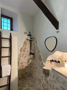 Horche卡萨佐拉拉乔克拉特利亚酒店的石质浴室设有水槽和镜子