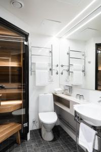 库奥皮奥普伊乔恩萨维所库斯原始酒店的白色的浴室设有卫生间和水槽。
