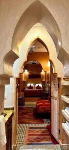 马拉喀什里亚德马拉喀什之夜酒店的通往卧室的拱形门道,卧室配有一张床