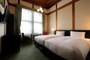 奈良奈良酒店的酒店客房设有一张大床和一台电视。