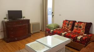 开罗Heliopolis Almazah apartment的带沙发和电视的客厅