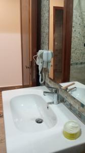 开罗Heliopolis Almazah apartment的浴室设有白色水槽和镜子