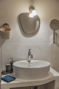 普罗奇达la torre boutique rooms的白色浴室水槽和墙上的镜子