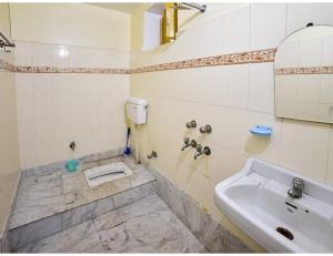 加雅Shivam Guest House, Gaya的一间带水槽、卫生间和镜子的浴室