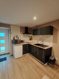 昂古莱姆LaMaisonnette_au_36的厨房配有黑白橱柜和水槽