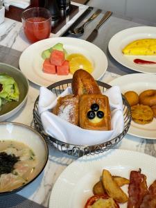 武汉武汉襄投万豪酒店的餐桌上摆放着带面包和水果的盘子