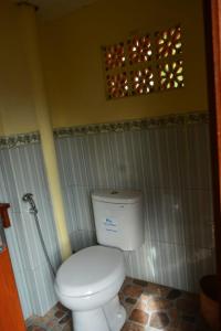 卡里蒙贾瓦BIG K HOSTEL的一间位于客房内的白色卫生间的浴室