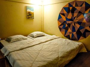 卡里蒙贾瓦BIG K HOSTEL的一间卧室配有一张壁画床
