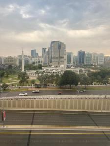 阿布扎比Heart of Abu Dhabi - Wonder Balcony Room的停车场内汽车的城市景观
