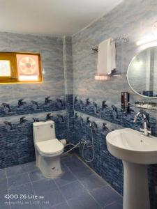 吉布Forest View Cottage的一间带卫生间和水槽的浴室