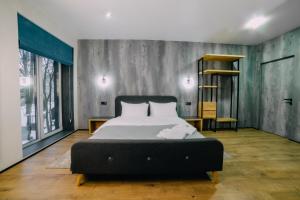 赫梅利尼克Rado Hotel Spa的一间卧室设有一张床和一个书架
