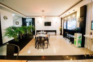 班达楠榜RedDoorz Plus @ Jalan Raden Intan Lampung的一间带桌椅和电视的用餐室