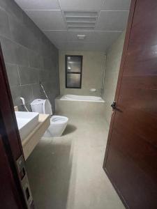 阿布扎比Heart of Abu Dhabi - Wonder Balcony Room的浴室配有卫生间、盥洗盆和浴缸。