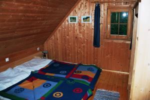 巴特圣莱昂哈德艾比斯克夫乌特恩木屋的小木屋内一间卧室,配有一张床