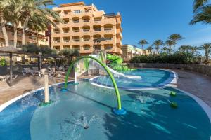 卡勒达德福斯特Elba Sara Beach & Golf Resort的度假酒店游泳池的滑水道