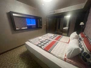 韦林格勒Мия 2 Deluxe Royal Spa的卧室配有一张床铺,墙上配有电视