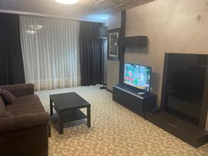 韦林格勒Мия 2 Deluxe Royal Spa的带沙发和平面电视的客厅