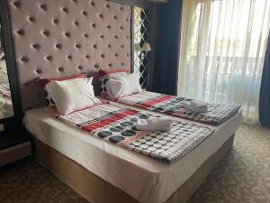 韦林格勒Мия 2 Deluxe Royal Spa的一张带床头板和枕头的床