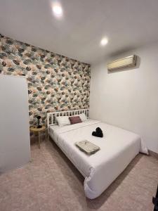 苏梅岛Casa Cactus的卧室配有白色的床和墙壁