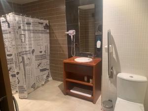 昆卡布埃纳维斯塔酒店的带淋浴、水槽和卫生间的浴室