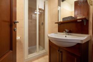罗马洛坎达德尔科西酒店的一间带水槽和淋浴的浴室