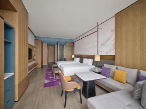 西安西安高新 JW 万豪酒店的酒店客房,设有两张床和一张沙发