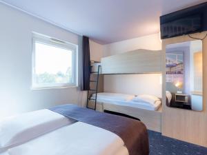 曼海姆B&B Hotel Mannheim的酒店客房 - 带2张床和1张双层床