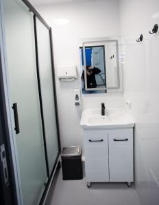 (( Turksib ))CAPS LOCK的白色的浴室设有水槽和镜子