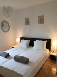 马林斯卡Apartments Papalinna的一张带两个枕头的大白色床