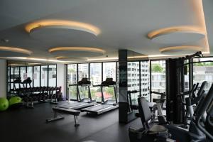 Klong Toi2 beds bangkok center max 6的大楼里设有一连串跑步机的健身房