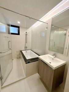 Klong Toi2 beds bangkok center max 6的一间带水槽、淋浴和镜子的浴室