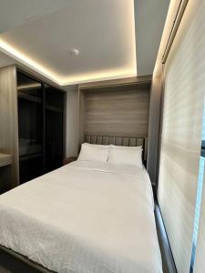 Klong Toi2 beds bangkok center max 6的卧室配有一张白色大床