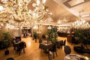 巴蒂泽巴特薇拉酒店的一间带桌子和吊灯的用餐室