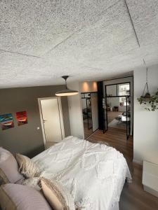 NørresundbyNyt hus fra 2022 med jungle vibe的卧室配有白色的床和天花板