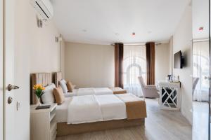 塔什干Shoxjahon Hotel - 600 Mbps Internet的白色卧室配有床和书桌