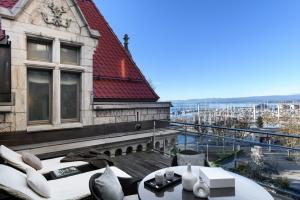 洛桑德奥奇城堡酒店的带阳台的建筑,享有海港景色