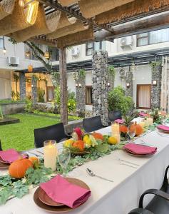 马格朗斯睿提马格朗酒店的一张桌子,用来做南瓜和蜡烛的感恩餐