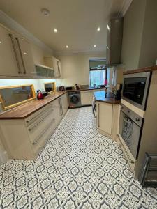 MytholmroydLovely home with a river view的一间铺有瓷砖地板的大厨房
