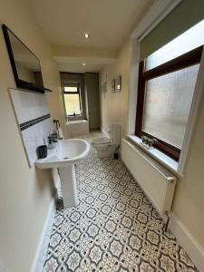 MytholmroydLovely home with a river view的一间带水槽和卫生间的浴室以及窗户。