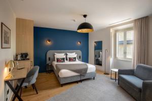 罗马切萨里9号酒店的一间卧室设有一张床和蓝色的墙壁