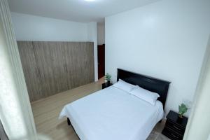 WakisoApartment at Pearl Marina - Garuga Road的卧室配有白色的床和窗户。